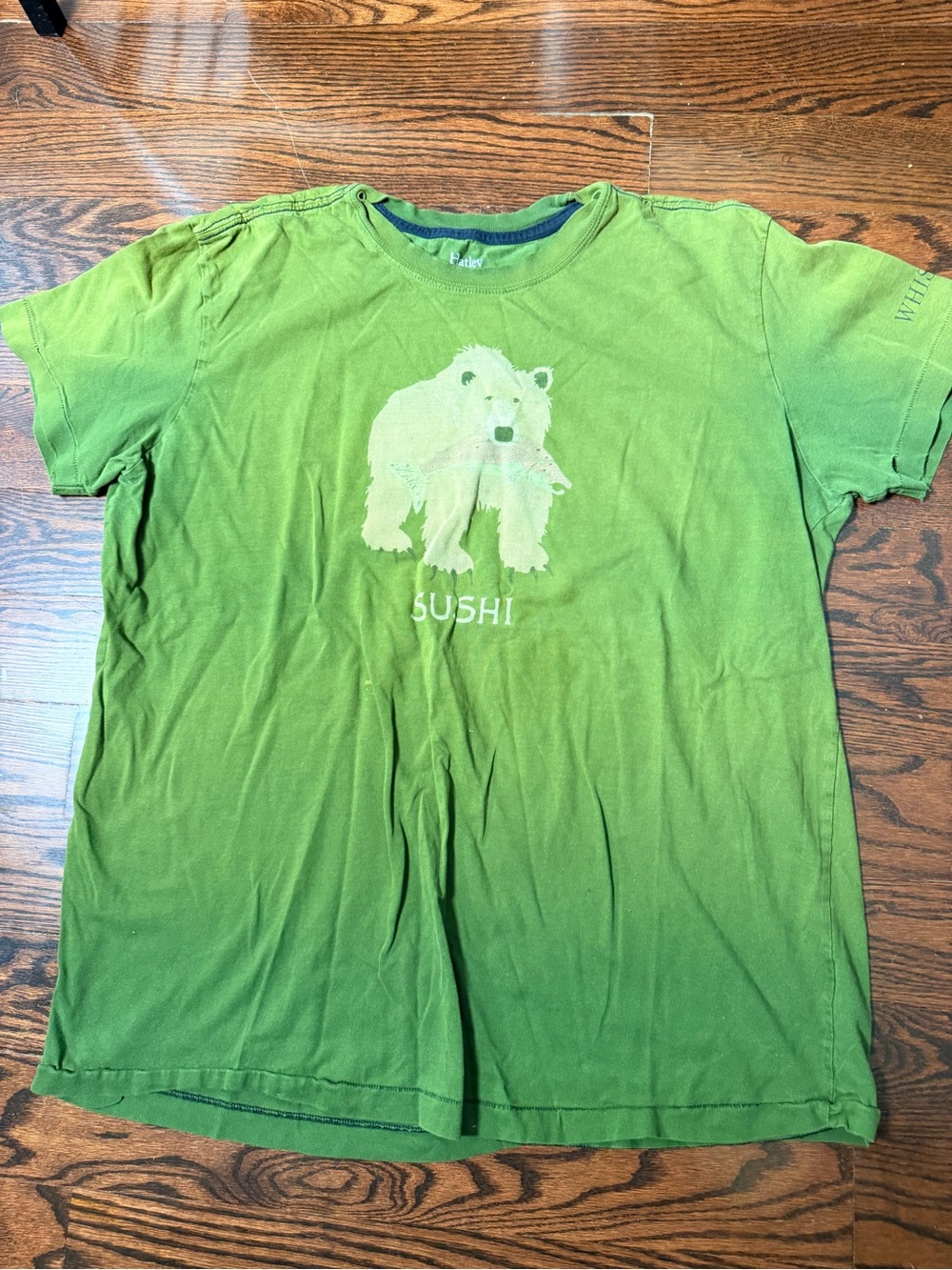 Vintage 90s Men’s polar bear graphic holding a fish and the word "SUSHI" XL